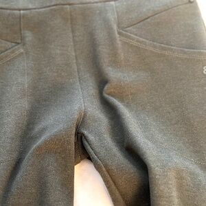 Women's tapered pants with front and back pockets in dark green